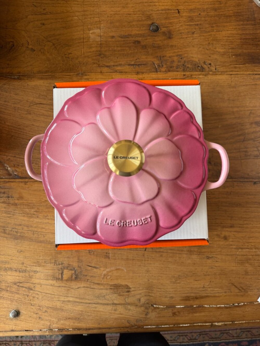 Le Creuset Signature Cast Iron Petal Shallow Casserole 2.25 qt Berry Pink 26 NEW